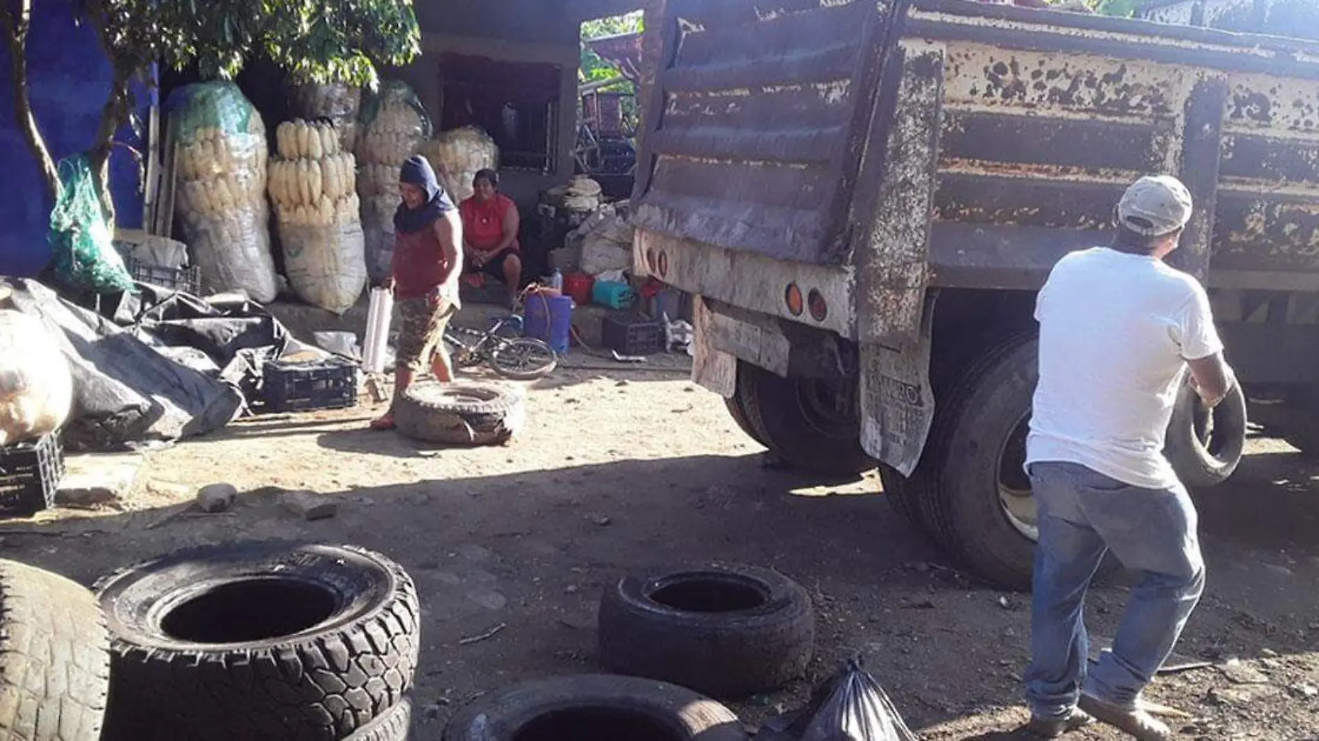 Aproximadamente 15 toneladas de cacharros esperan recolectar para evitar que se propague el mosquito del dengue en Venustiano Carranza